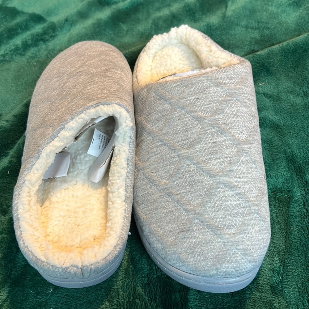 Wayland Square Women’s memory foam slippers size medium